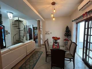 Casa com piscina na Vila Hepacaré