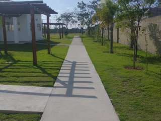 Ótima Casa no Condomínio New Life, com 2 Quartos (1 Suíte)!