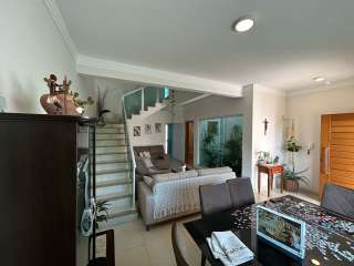 Ótimo sobrado no Village das Palmeiras