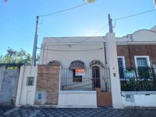 Casa com 02 dormitórios no centro